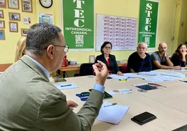 Reunión del consejero de Educación, Poli Suárez, con representantes del STEC.