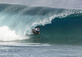 El competidor grancanario Sergio Quevedo se desliza sobre la ola en una gran actuación en el cuadro absoluto de Gran Canaria Frontón King 2024