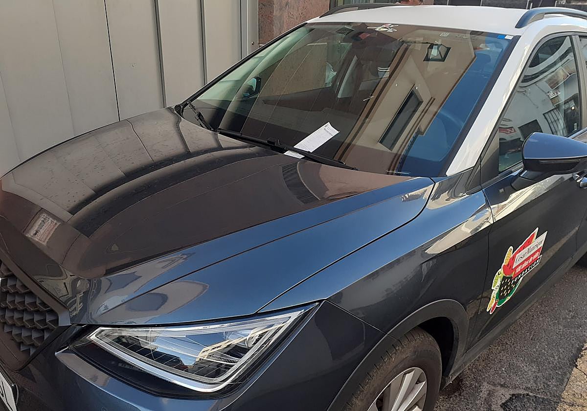 Vehículo multado en Arrecife días atrás, en una zona céntrica.