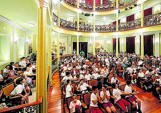Alumnos en el Teatro Consistorial de Gáldar.