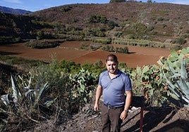 David posa delante de la finca La Caldera, llamada así por el lugar en el que se halla.