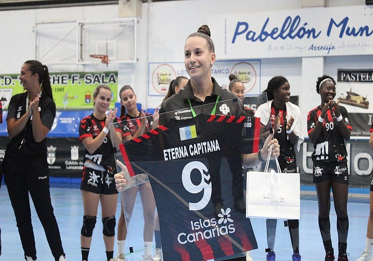 Nabila, agasajada por la plantilla y el club San José Obrero.