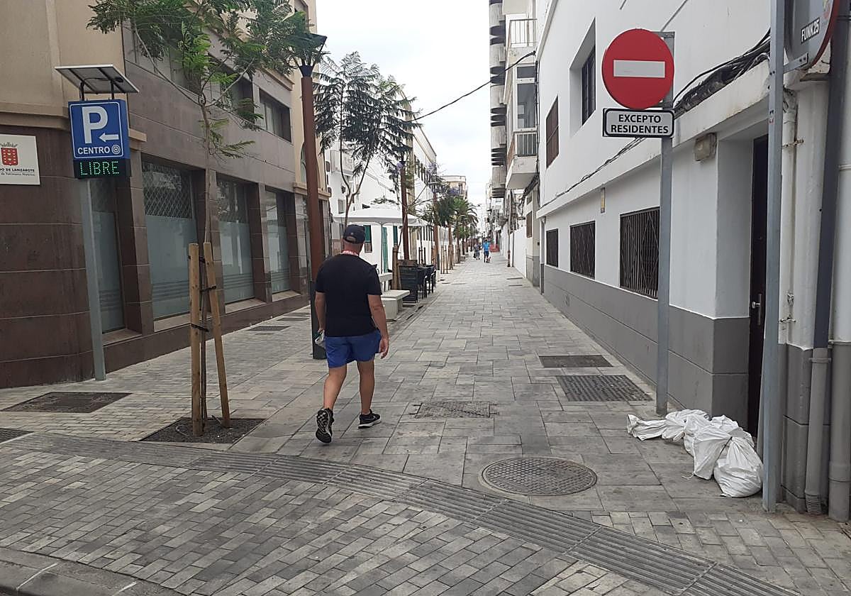 Sacos de arena en la trasera de la Sociedad Democracia.