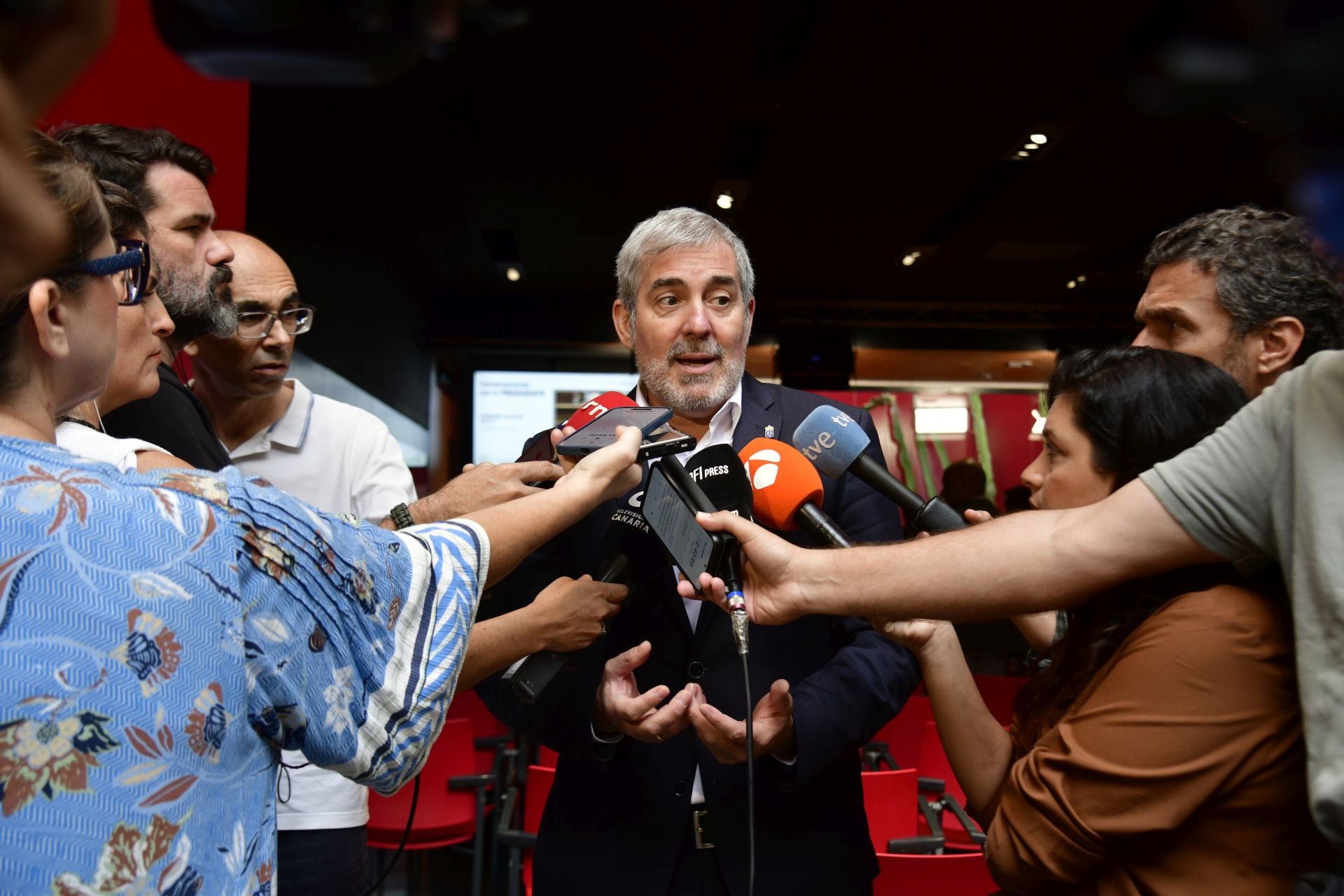 El presidente Clavijo atendiendo a la prensa antes del foro de Canarias7.