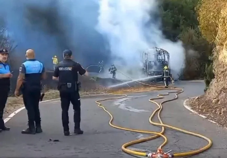 Imagen de la guagua de transporte escolar calcinada este miércoles en Los Realejos, Tenerife.