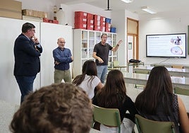 Explicaciones sobre presupuestos participativos a estudiantes.