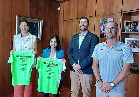 La concejala de Deportes, Carla Campoamor (izq), la alcaldesa de la capital grancanaria, Carolina Darias, el responsable de comunicación de Binter, Borja Bethencourt, y el gerente de DG Eventos, Daniel González.