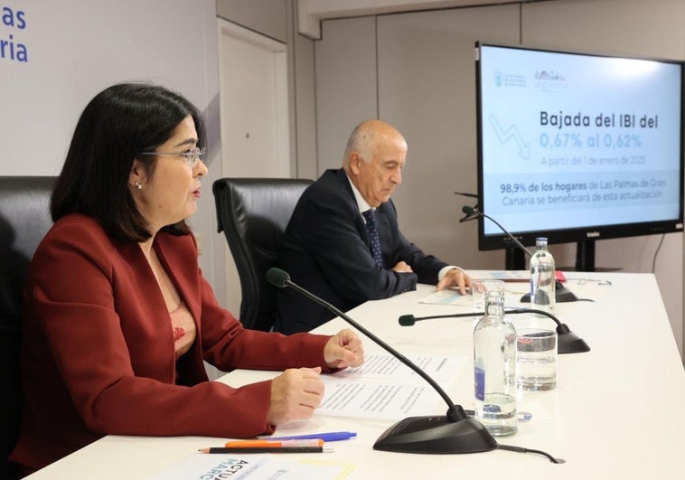 Carolina Darias y Hernández Spínola, durante la rueda de prensa celebrada en las oficinas municipales del consistorio capitalino.