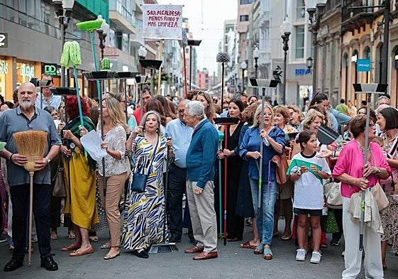 Manifestación para exigir limpieza en el barrio de Triana.