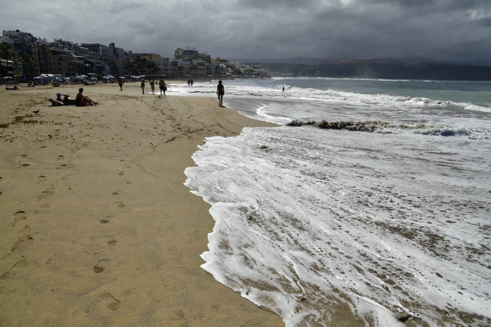 La pleamar que bate con fuerza en San Cristóbal y Las Canteras, en imágenes