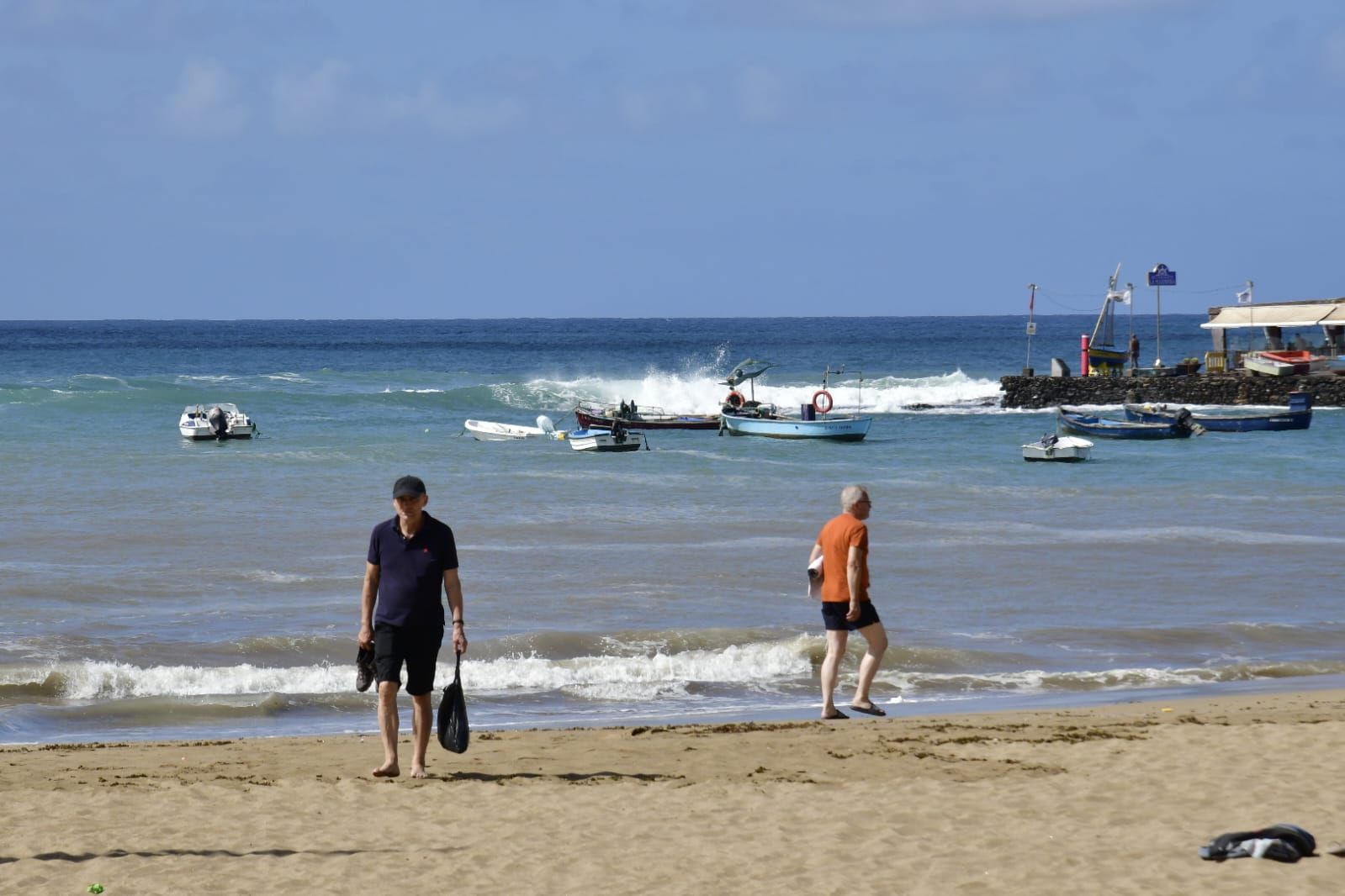 La pleamar que bate con fuerza en San Cristóbal y Las Canteras, en imágenes