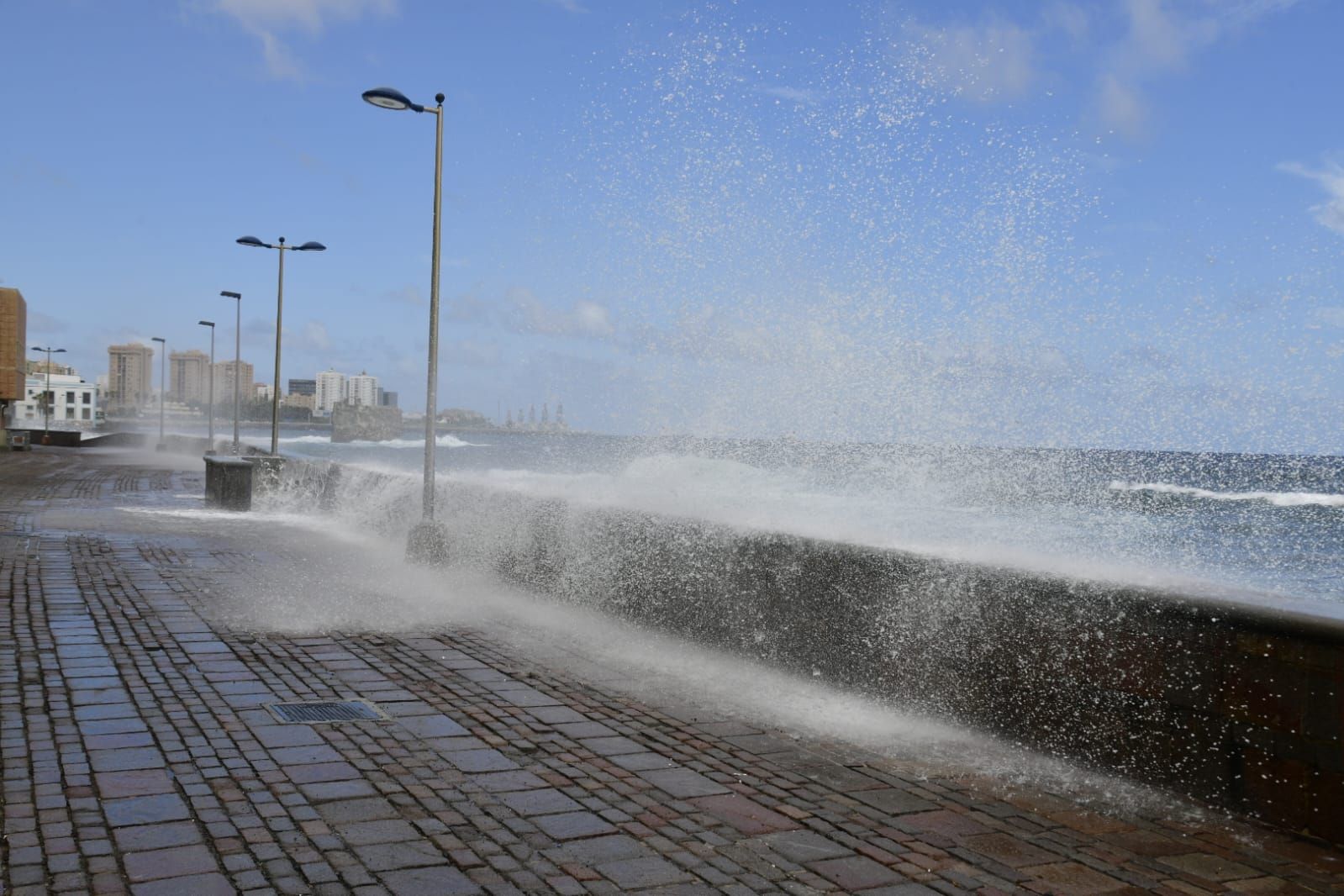 La pleamar que bate con fuerza en San Cristóbal y Las Canteras, en imágenes
