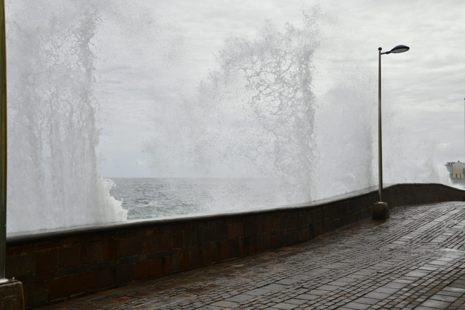 La pleamar que bate con fuerza en San Cristóbal y Las Canteras, en imágenes