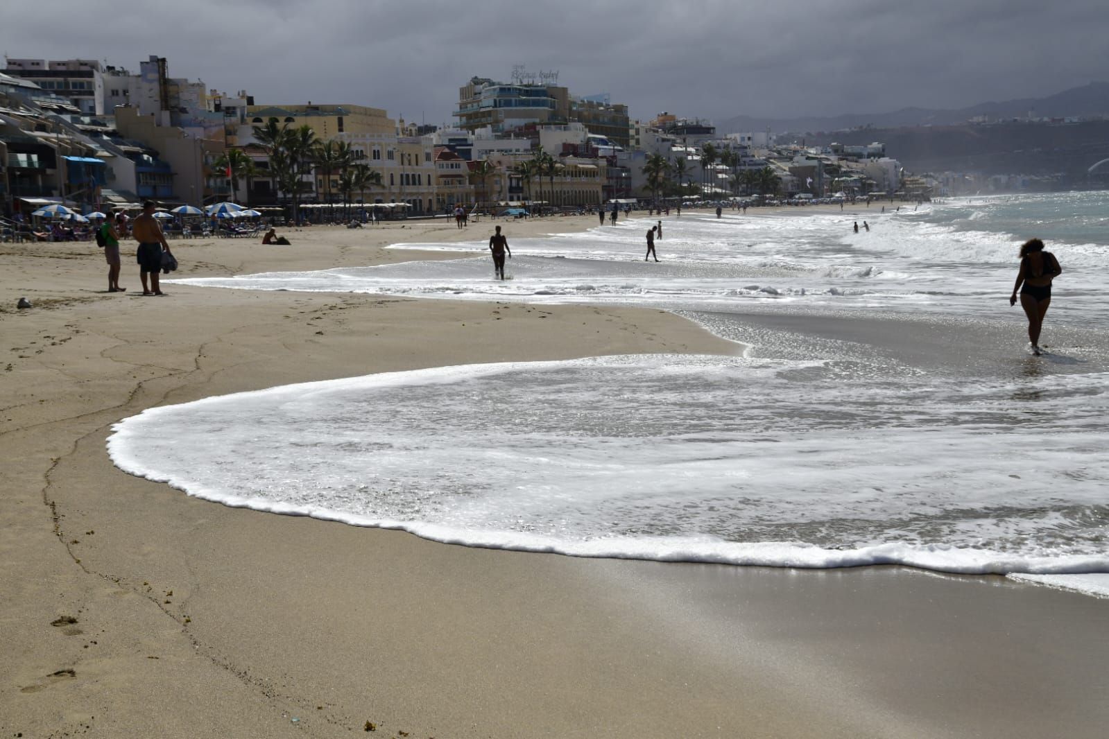 La pleamar que bate con fuerza en San Cristóbal y Las Canteras, en imágenes