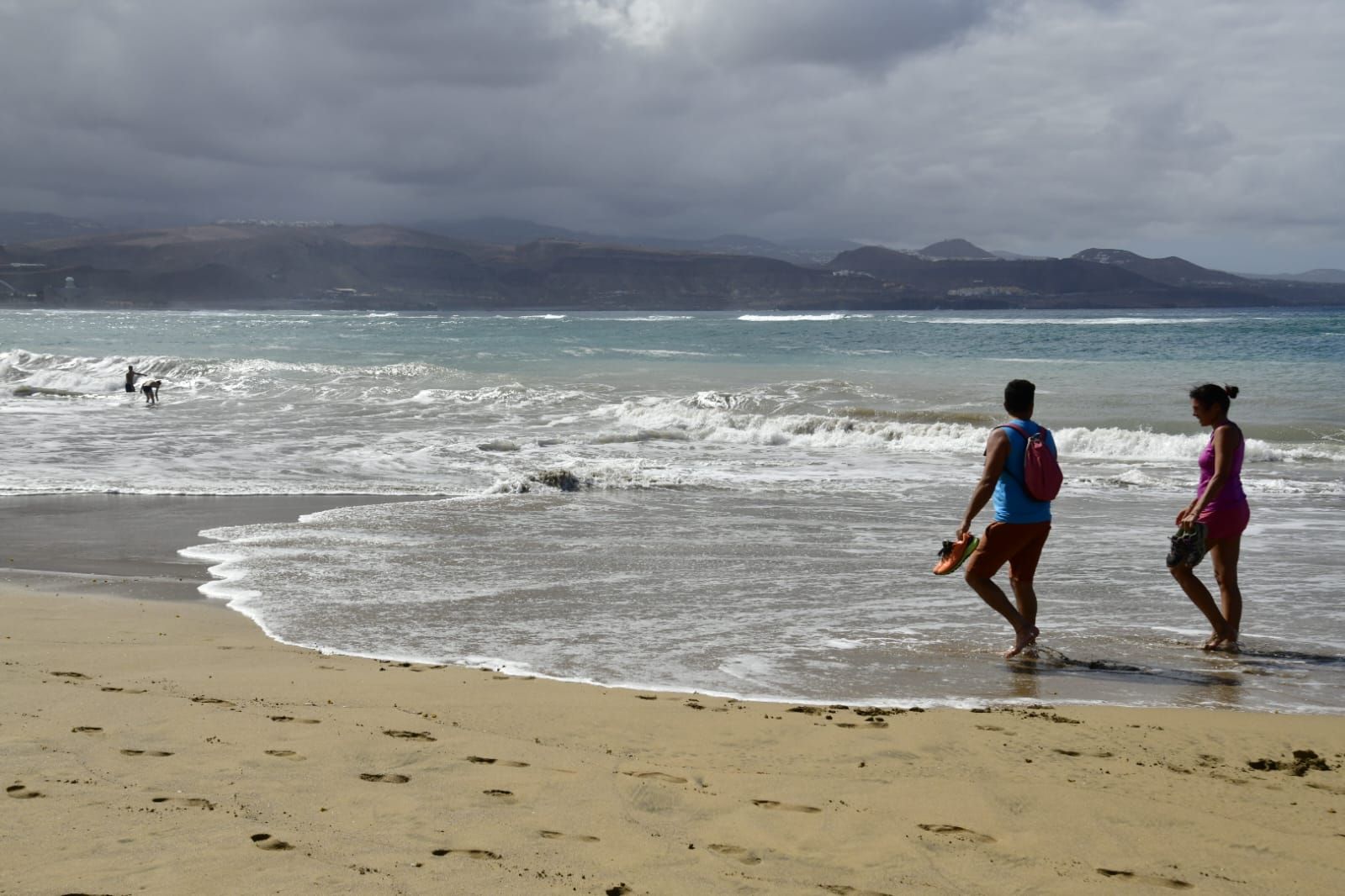 La pleamar que bate con fuerza en San Cristóbal y Las Canteras, en imágenes