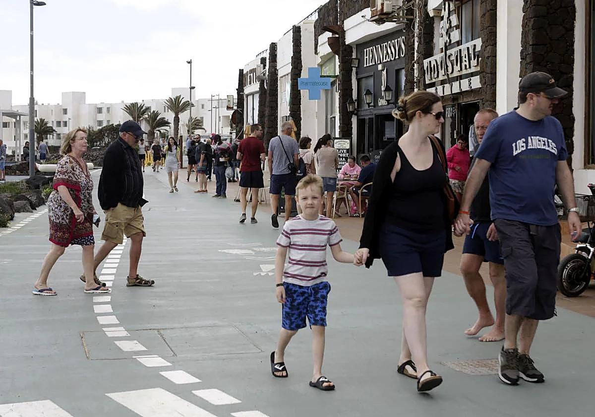 Turistas en Costa Teguise.
