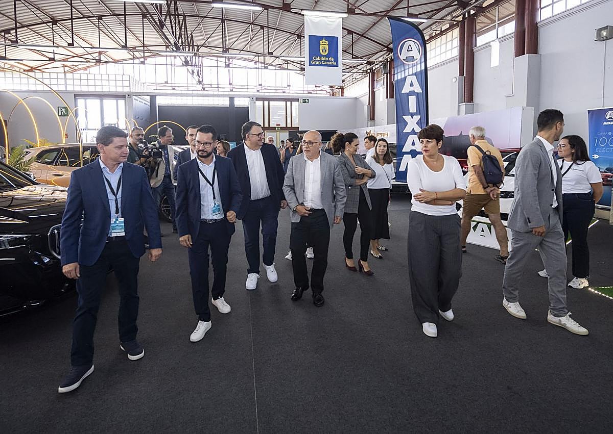 Imagen secundaria 1 - Distintos momentos de la visita. En la foto superior, Gustavo Cabrera, de Car Home Services muestra a Morales un coche muy antiguo que fue propiedad precisamente del Cabildo.