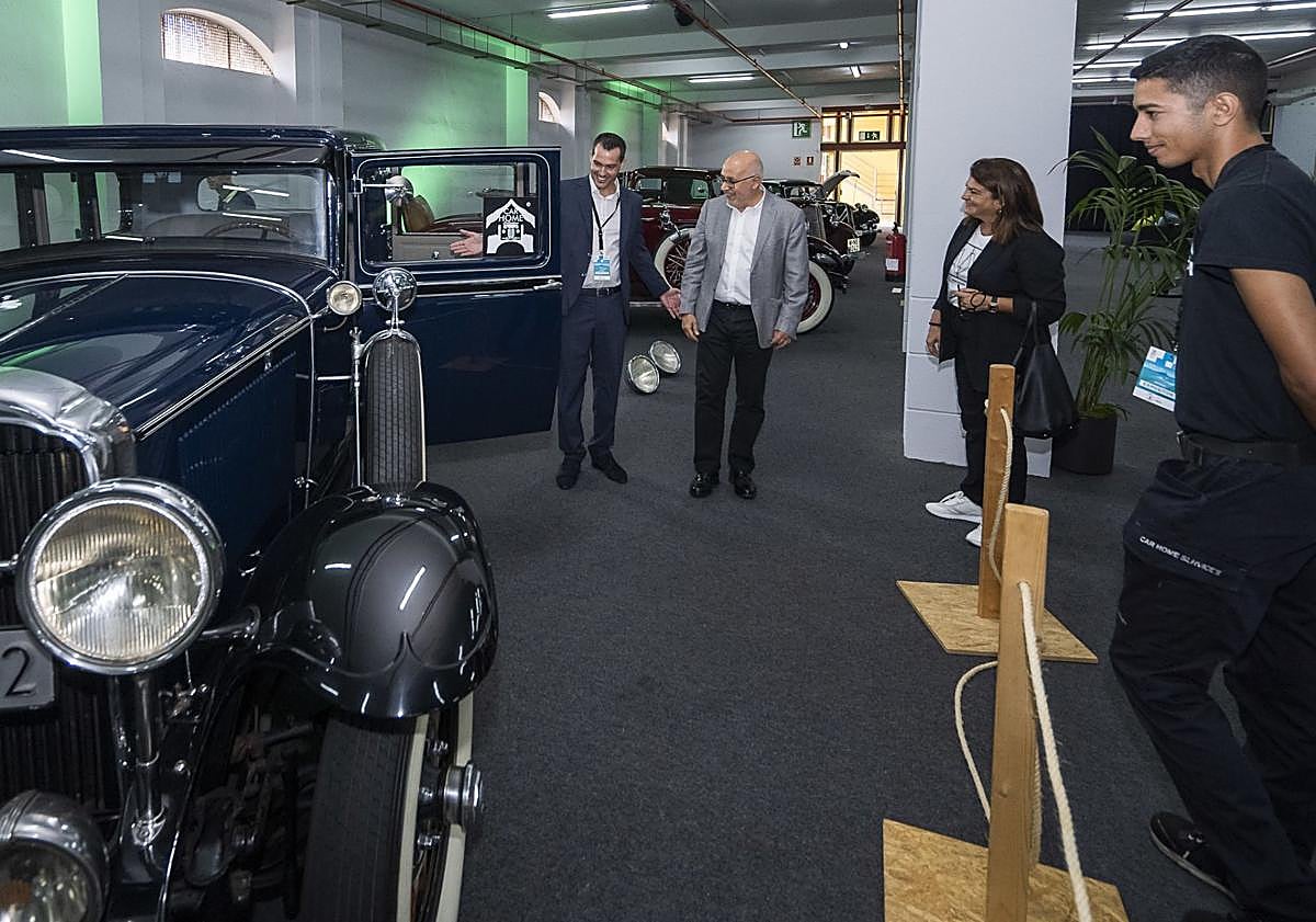 Imagen principal - Distintos momentos de la visita. En la foto superior, Gustavo Cabrera, de Car Home Services muestra a Morales un coche muy antiguo que fue propiedad precisamente del Cabildo.
