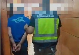 Imagen de la detención del hombre que se apropiaba de dinero de su empresa en Telde.