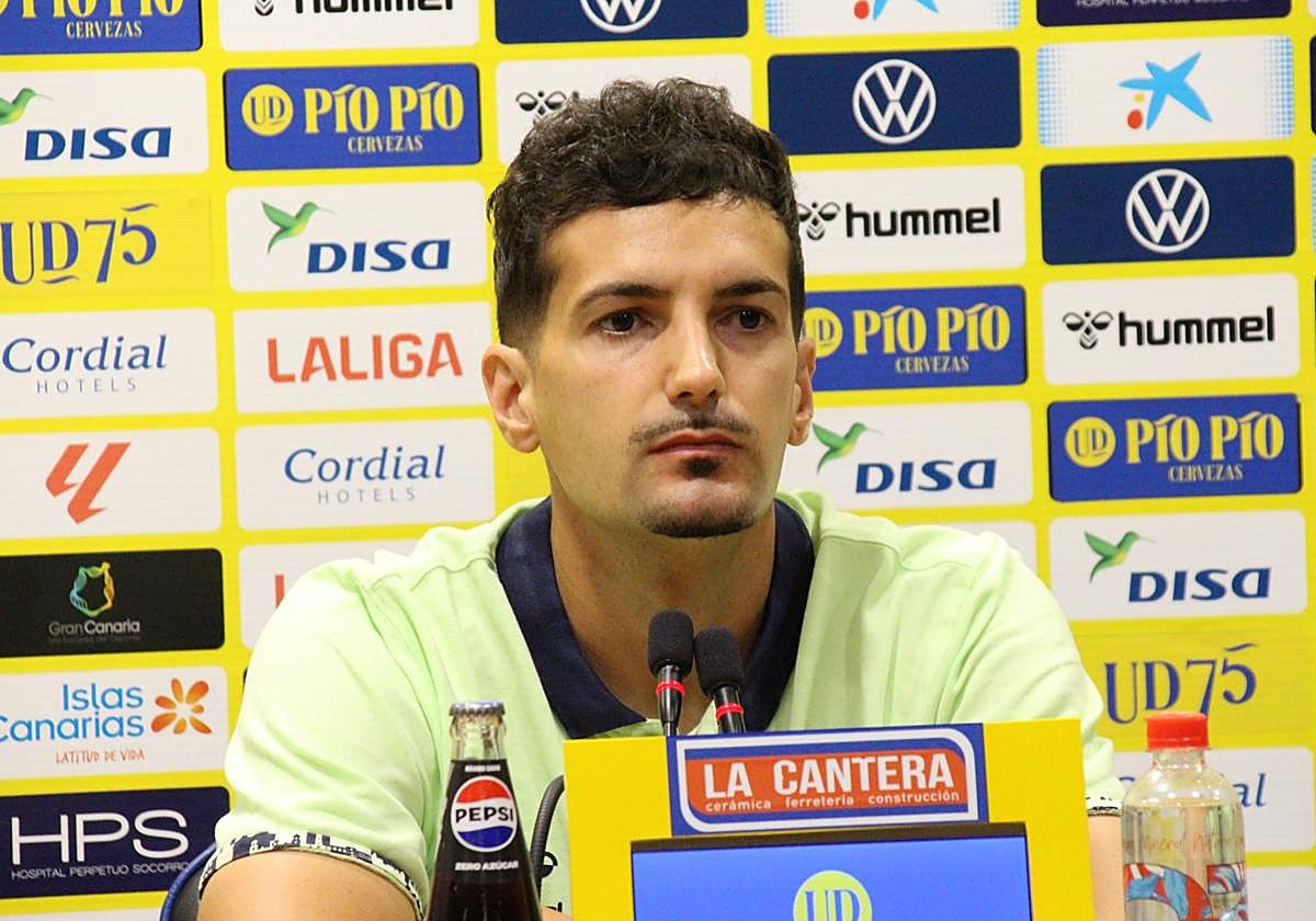El lateral de la UD Las Palmas, Alex Muñoz en rueda de prensa.