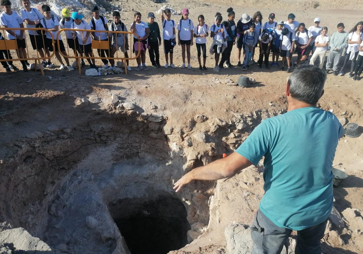 Escolares conociendo detalles del yacimiento sureño.