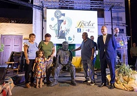 La familia de 'Ico' junto al vicepresidente del Cabildo, Augusto Hidalgo, en la inauguración de la escultura.
