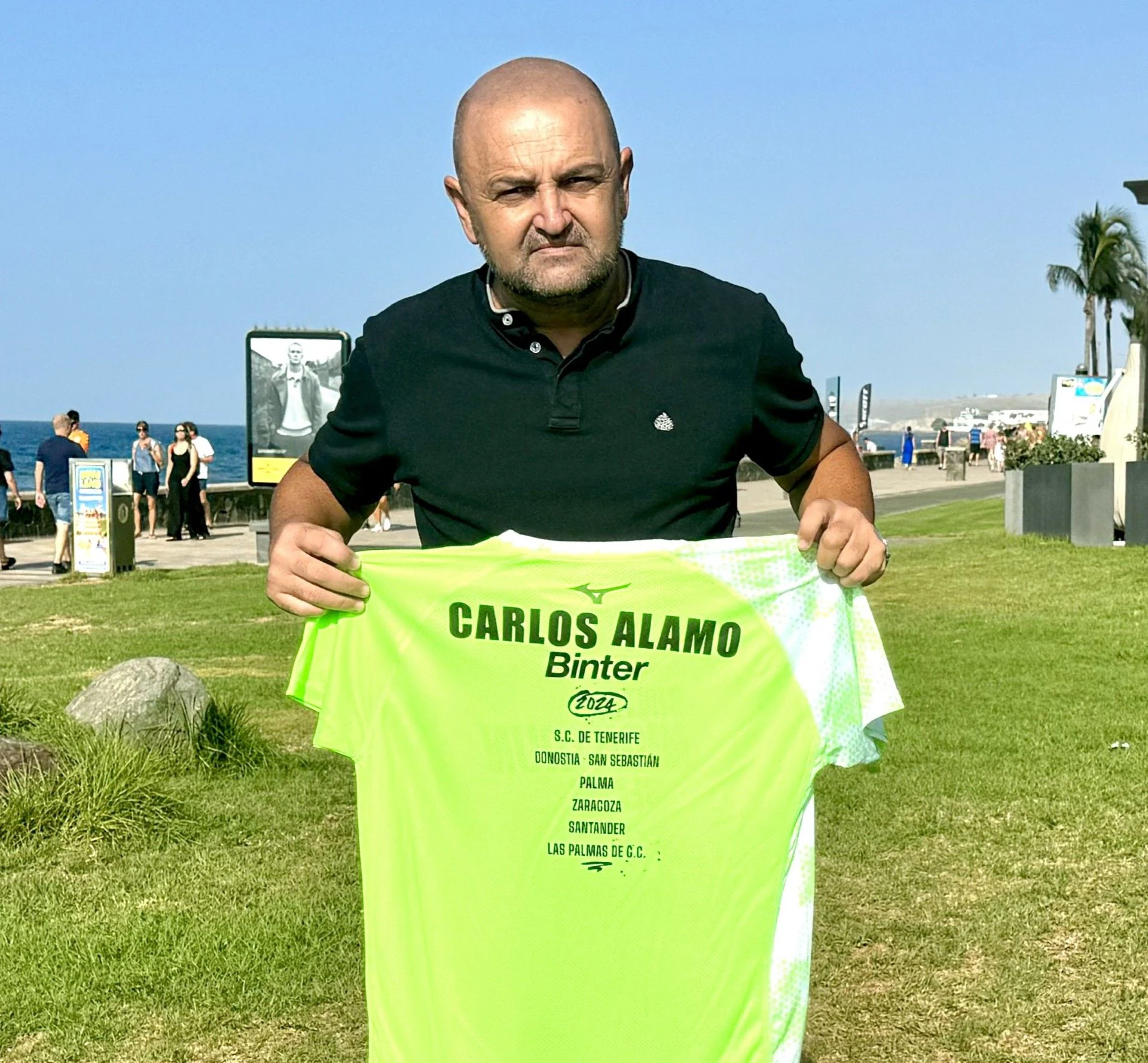 Carlos Álamo, con su camiseta de la Binter NightRun.