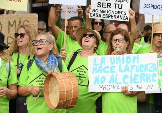 Manifestantes en contra del cierre de Casa Esperanza.