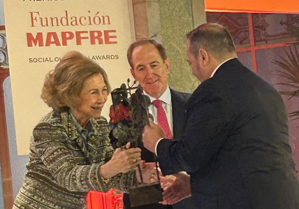 Doña Sofía entregando el premio a José Gómez (Joselito)