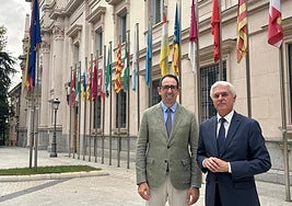 El diputado del PP Carlos Sánchez (i).