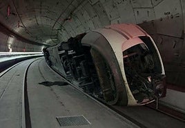 Imagen del tren que ha descarrilado en Madrid la tarde de este sábado.