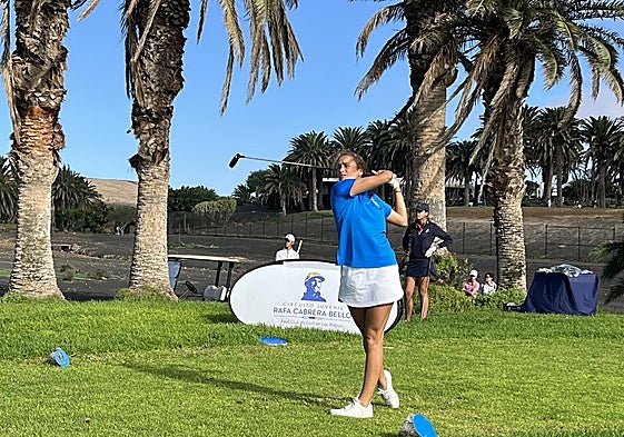 Ana Cumplido golpea una bola en el torneo celebrado en Costa Teguise.