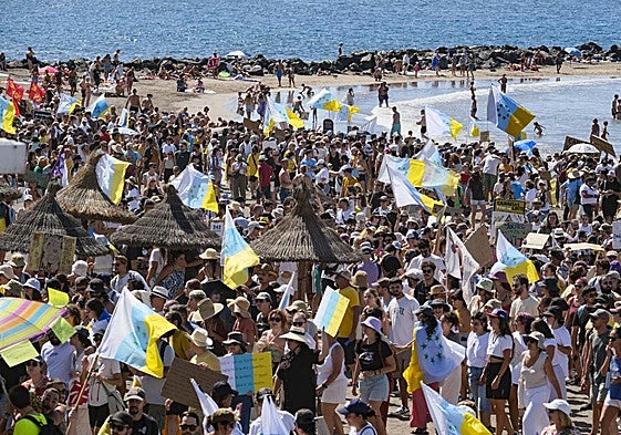 Un momento de la manifestación en Adeje (Tenerife).