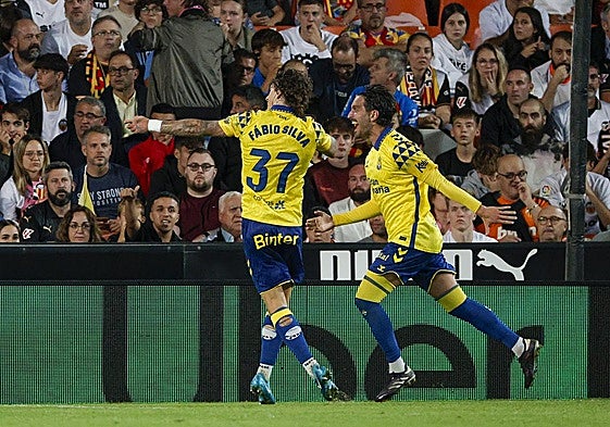 Fabio Silva celebra el segundo gol amarillo en Valencia.