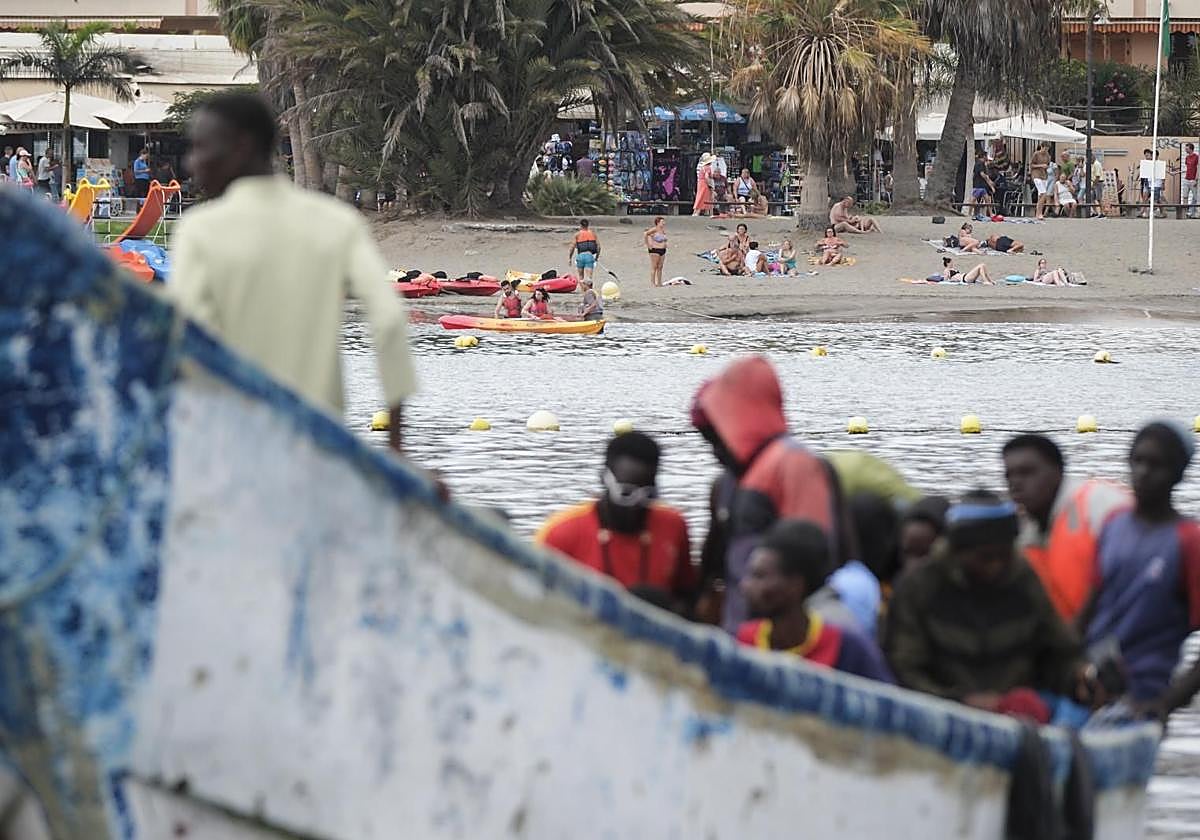 Un grupo de migrantes rescatado en aguas cercanas a Canarias.