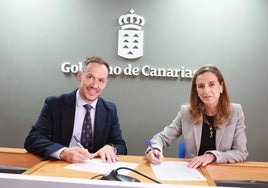 Hernández Zapata y Rosa Trigo, durante la firma del acuerdo.