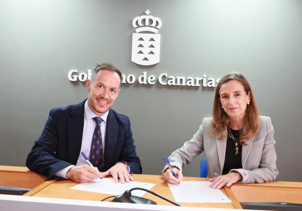 Hernández Zapata y Rosa Trigo, durante la firma del acuerdo.