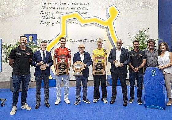 Soliveres y Montes, en el Cabildo recibiendo elogios y reconocimiento.