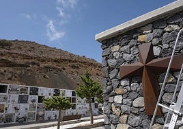 Los vecinos aprovechan las visitas a sus familiares para renovar las flores de las lápidas de los migrantes.