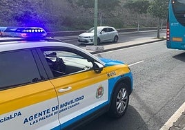 Un vehículo de agentes de movilidad de la cpaital grancanaria.