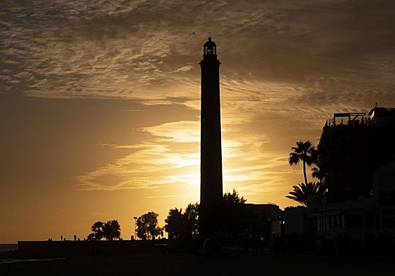 Espectacular atardecer con el Faro de Maspalomas de testigo.