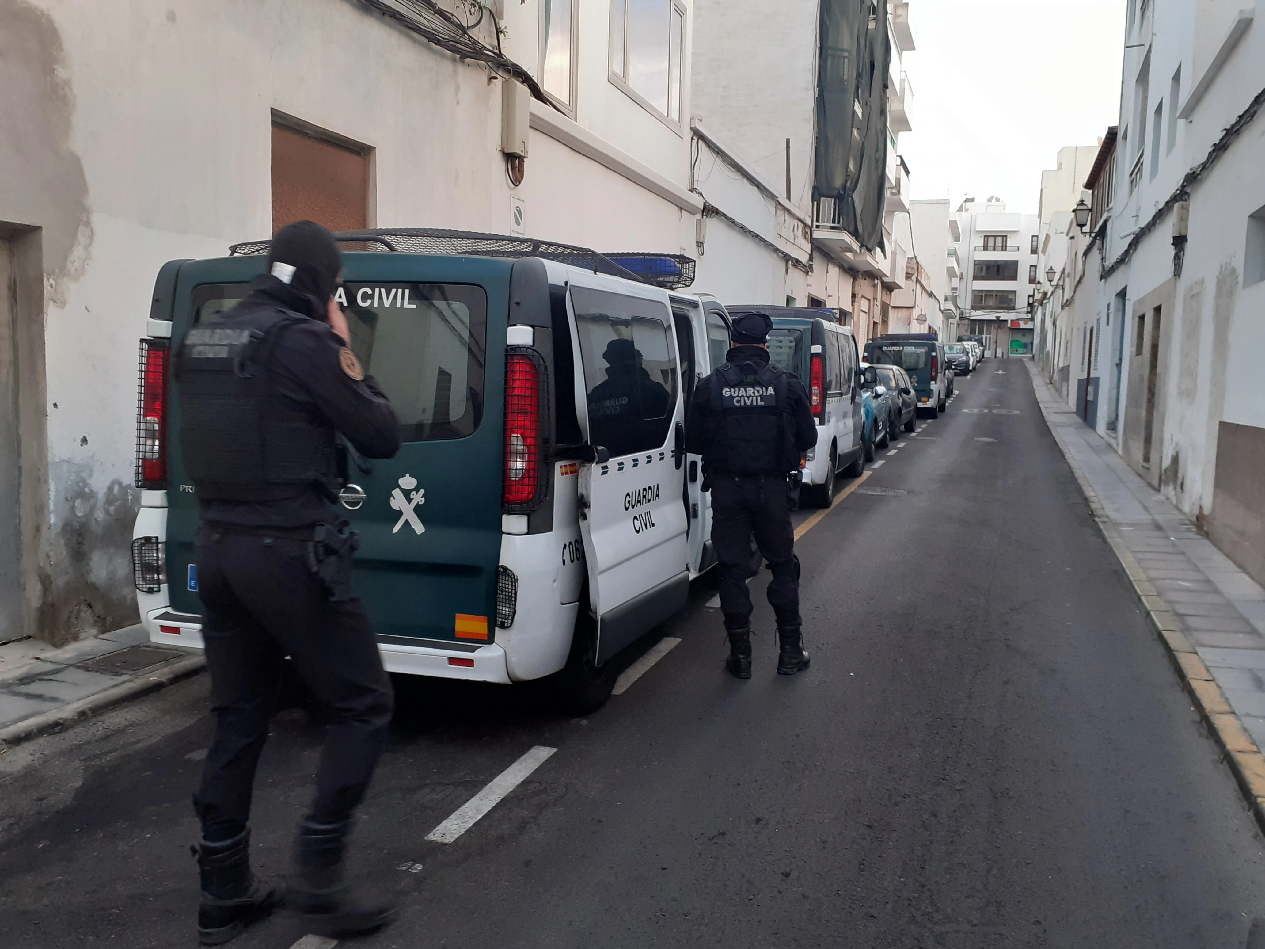 Agentes en uno de los registros en el centro de Arrecife.