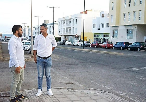 El alcalde Isaí Blanco y el edil de Hacienda y Contratación, Juan José Rodríguez, en la avenida por reformar.