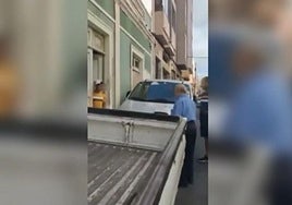 El afectado pide al okupa que abandone su casa.