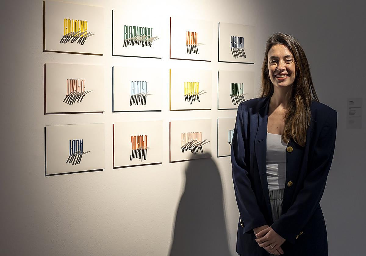 Andrea Tredinick, junto a una de las creaciones de la propuesta titulada 'C, S y Z suenan igual. Por el aroma yo lo sé. Fama de América el mejor café. De aquí y de allá'.