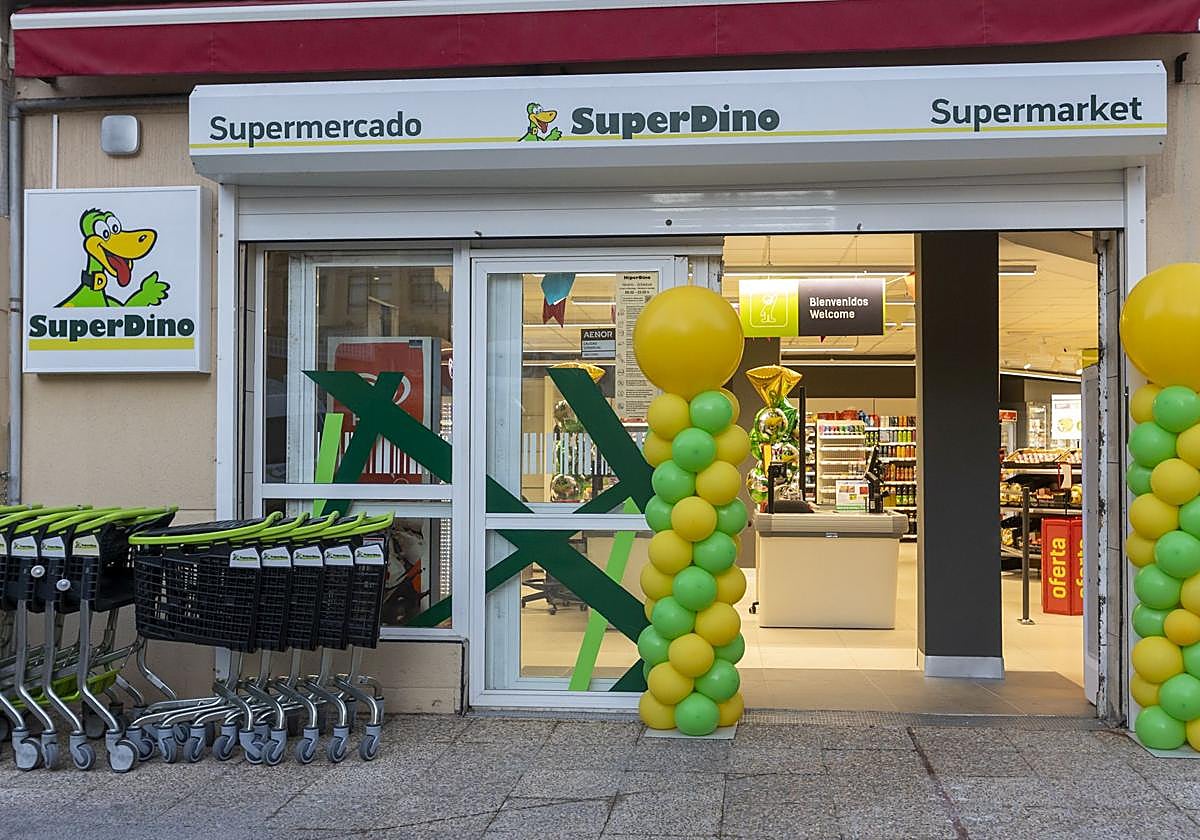 Fachada de SuperDino Jardines, en Tenerife.