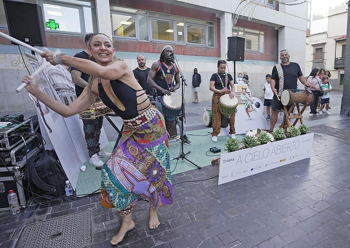 Imagen secundaria 1 - Cultura y ocio pasean por Triana