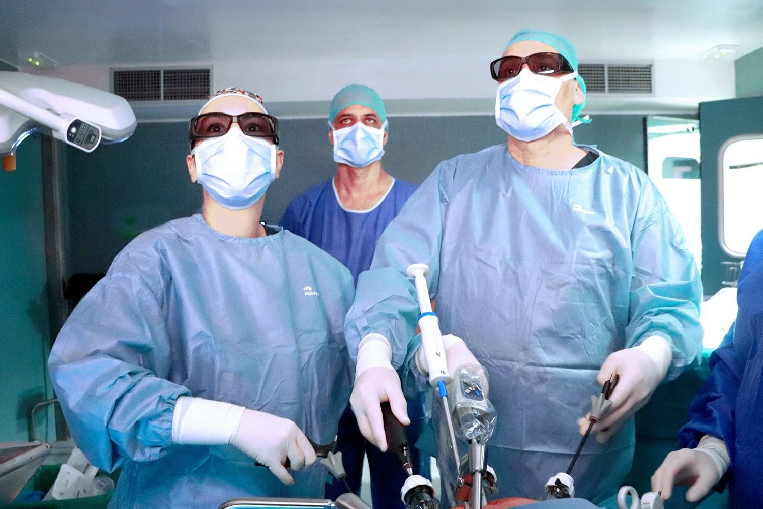 Dra. Laura Jiménez, especialista en cirugía endocrina, cirugía bariátrica y cirugía de la mama. Dr Ramón Tellez, especialista en cirugía de la mama y Dr Enric Fernández especialista en cirugía bariátrica y de la enfermedad por reflujo gastroesofágico. Jefe de Servicio.