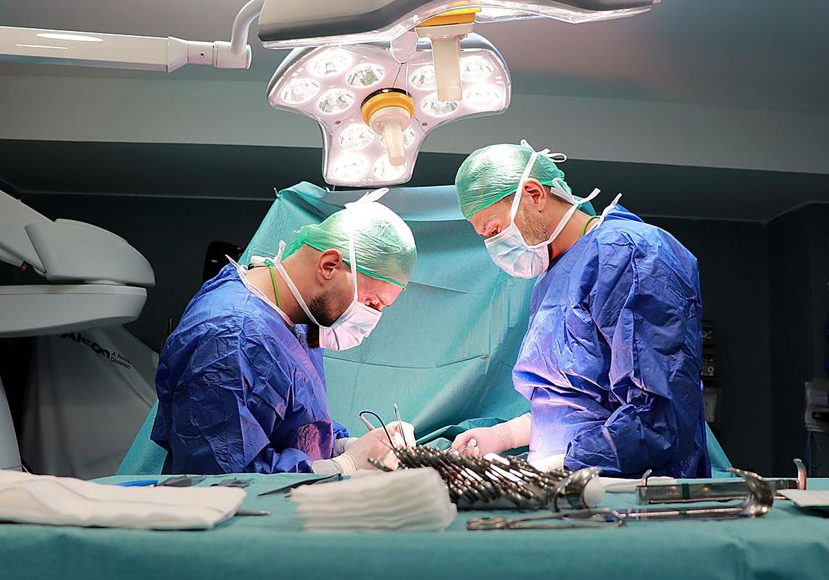 Dr. Iván Soto y Dr. Antonio Navarro, especialistas en coloproctología, pared abdominal y cáncer colorrectal.