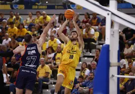 Mike Tobey lanza a canasta en el encuentro ante el Coruña.